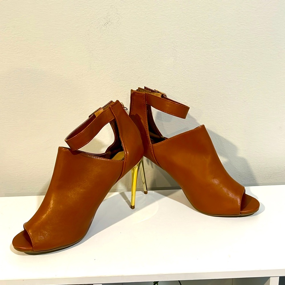 London Rag Women's Tan and Gold Courts size 10 3/$20
